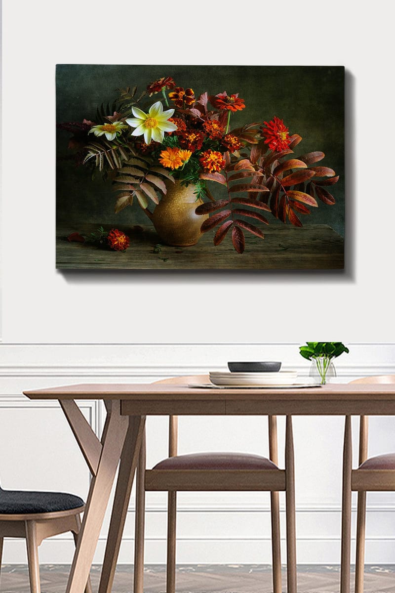 Lerretsbilde 70x100 cm - Vakker bukett med fargerike blomster og blader i en keramisk vase - Hvit / Oransje / Rød - Interiør - Maleri & posters - Lerretsbilder
