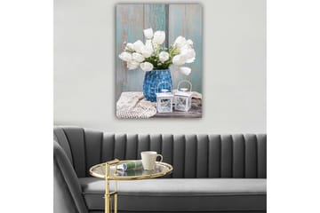 Lerretsbilde 70x100 cm - Vakker bukett med hvite tulipaner i en blå vase, plassert på en treoverflate med lyse detaljer - Hvit / Blå / Grå - Interiør - Maleri & posters - Lerretsbilder