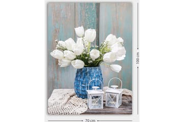 Lerretsbilde 70x100 cm - Vakker bukett med hvite tulipaner i en blå vase, plassert på en treoverflate med lyse detaljer - Hvit / Blå / Grå - Interiør - Maleri & posters - Lerretsbilder