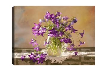 Lerretsbilde 70x100 cm - Vakker bukett med lilla blomster i en glassvase - Lilla / Grønn - Interiør - Maleri & posters - Lerretsbilder