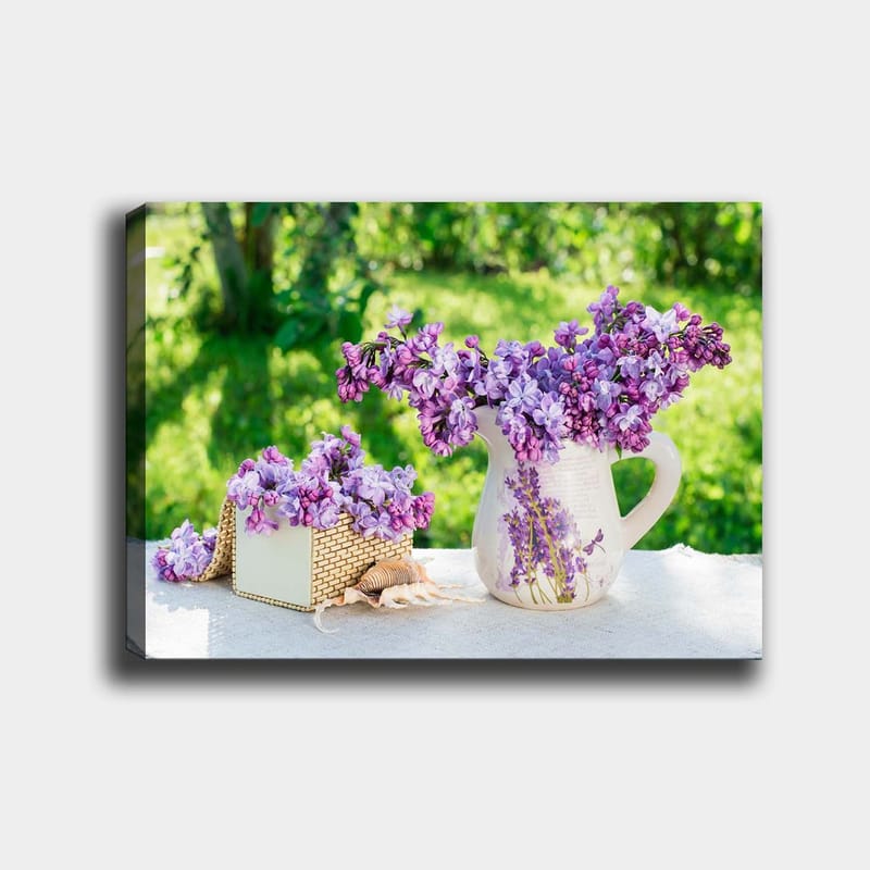 Lerretsbilde 70x100 cm - Vakker bukett med lilla blomster i en potte og en kurv, Lilla / Hvit / Grønn