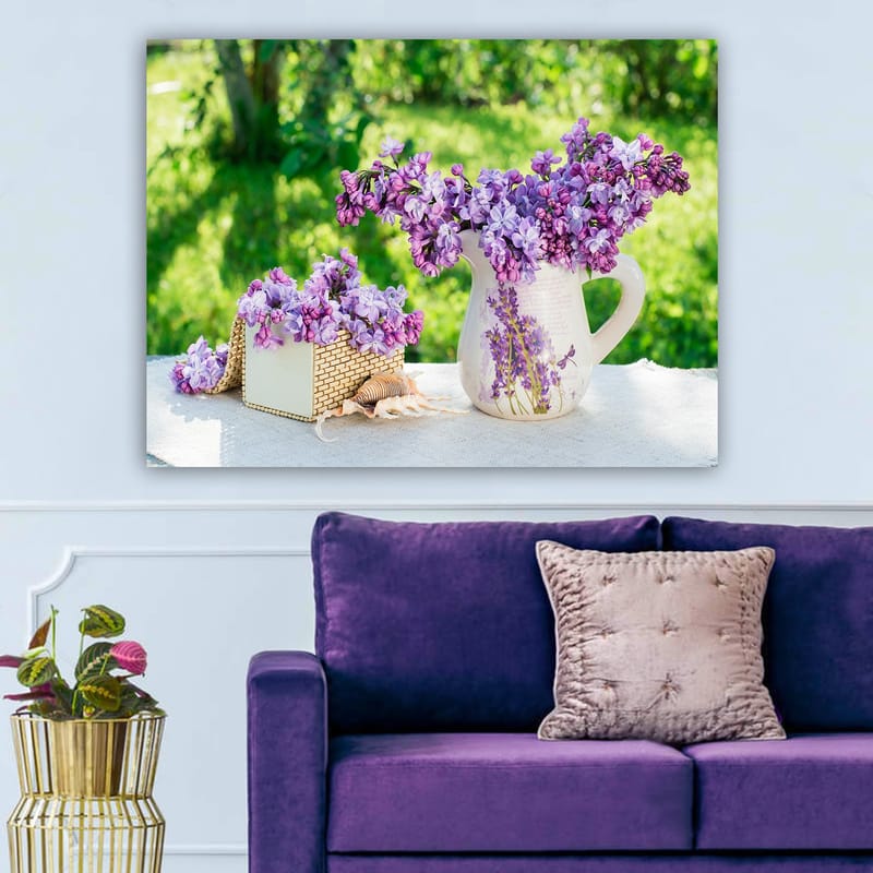 Lerretsbilde 70x100 cm - Vakker bukett med lilla blomster i en potte og en kurv - Lilla / Hvit / Grønn - Interiør - Maleri & posters - Lerretsbilder