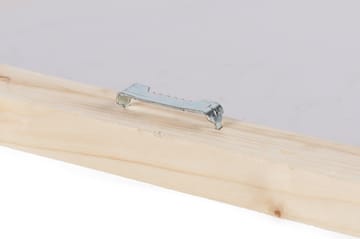 Lerretsbilde 70x100 cm - Vakker bukett med mimosablomster i gult, plassert på et bord ved siden av en elegant, mørkebrun mugge - Gul / Mørkegrønn / Brun - Interiør - Maleri & posters - Lerretsbilder