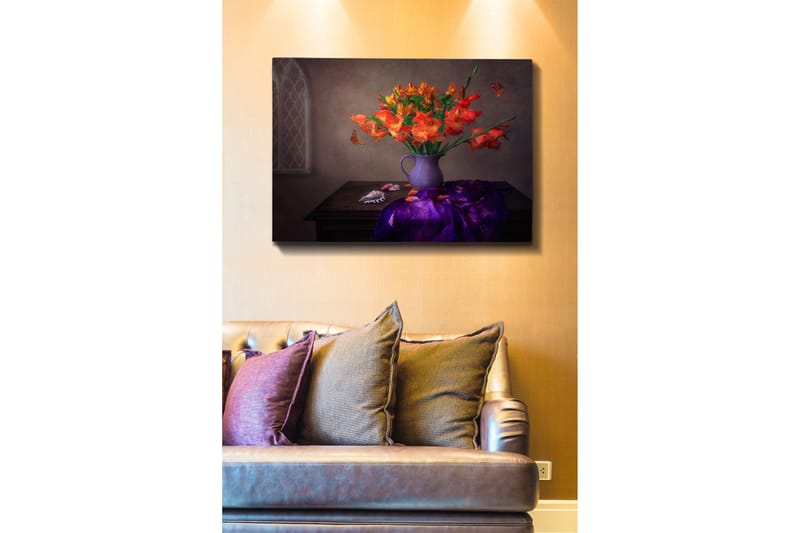 Lerretsbilde 70x100 cm - Vakker bukett med oransje gladioler i en lilla vase, Oransje / Lilla