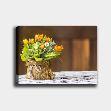 Lerretsbilde 70x100 cm - Vakker bukett med oransje tulipaner og grønne blader i en jutekurv - Oransje / Grønn / Hvit - Interiør - Maleri & posters - Lerretsbilder