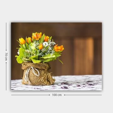 Lerretsbilde 70x100 cm - Vakker bukett med oransje tulipaner og grønne blader i en jutekurv - Oransje / Grønn / Hvit - Interiør - Maleri & posters - Lerretsbilder
