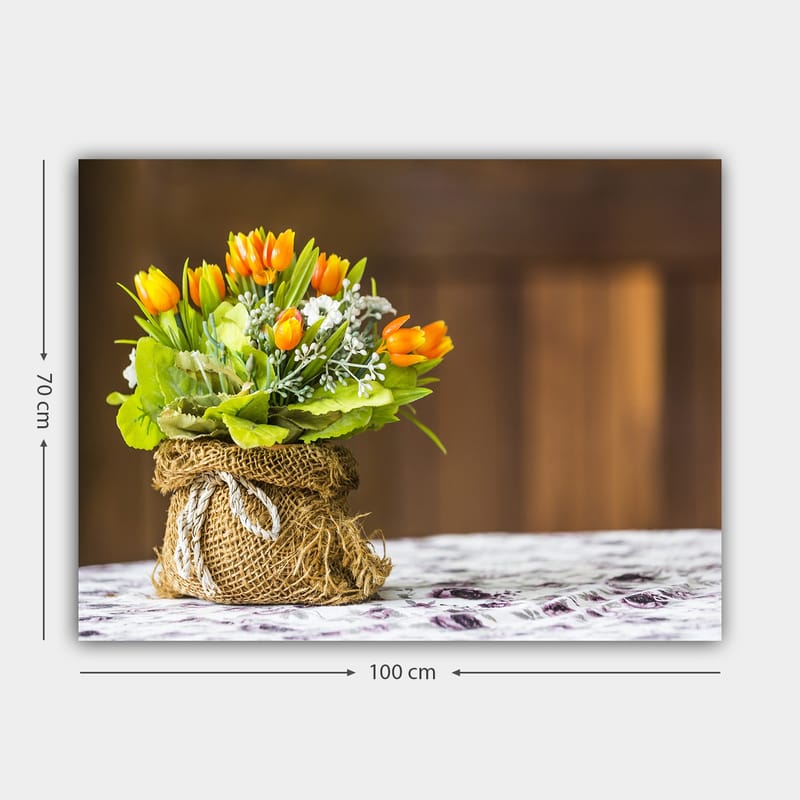 Lerretsbilde 70x100 cm - Vakker bukett med oransje tulipaner og grønne blader i en jutekurv - Oransje / Grønn / Hvit - Interiør - Maleri & posters - Lerretsbilder