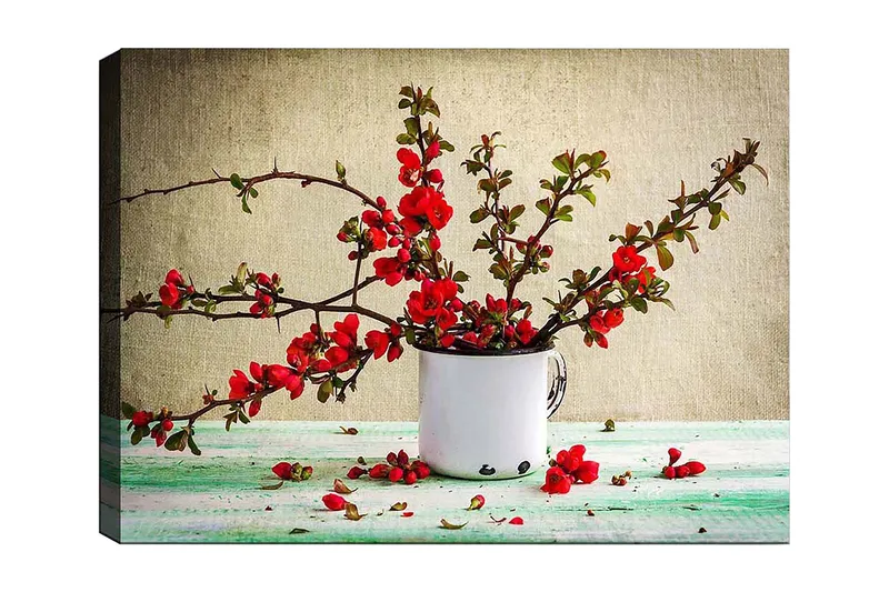 Lerretsbilde 70x100 cm - Vakker bukett med røde blomster i en hvit kopp, Rød / Grønn / Hvit