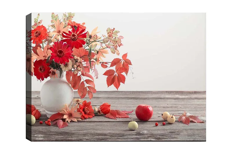 Lerretsbilde 70x100 cm - Vakker bukett med røde og oransje blomster i en hvit vase, omgitt av høstblader og frukt, Rød / Oransje / Grønn