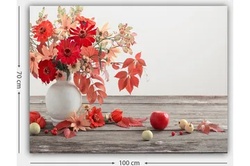 Lerretsbilde 70x100 cm - Vakker bukett med røde og oransje blomster i en hvit vase, omgitt av høstblader og frukt - Rød / Oransje / Grønn - Interiør - Maleri & posters - Lerretsbilder