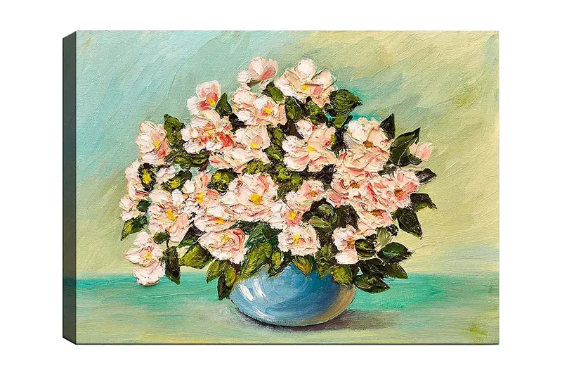 Lerretsbilde 70x100 cm - Vakker bukett med rosa blomster i en blå vase, Rosa / Grønn / Blå