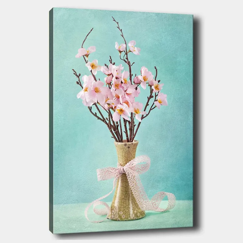 Lerretsbilde 70x100 cm - Vakker bukett med rosa blomster i en grønn vase dekorert med et lyserosa bånd, Rosa / Grønn / Lys blå