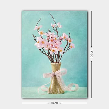 Lerretsbilde 70x100 cm - Vakker bukett med rosa blomster i en grønn vase dekorert med et lyserosa bånd - Rosa / Grønn / Lys blå - Interiør - Maleri & posters - Lerretsbilder