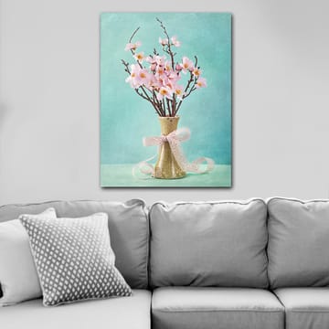 Lerretsbilde 70x100 cm - Vakker bukett med rosa blomster i en grønn vase dekorert med et lyserosa bånd - Rosa / Grønn / Lys blå - Interiør - Maleri & posters - Lerretsbilder