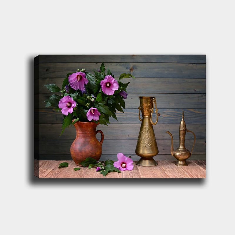 Lerretsbilde 70x100 cm - Vakker bukett med rosa blomster i en keramisk vase på et trebord, omgitt av metallgjenstander - Rosa / Grønn / Brun - Interiør - Maleri & posters - Lerretsbilder