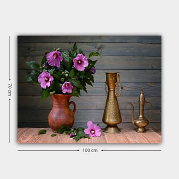 Lerretsbilde 70x100 cm - Vakker bukett med rosa blomster i en keramisk vase på et trebord, omgitt av metallgjenstander - Rosa / Grønn / Brun - Interiør - Maleri & posters - Lerretsbilder