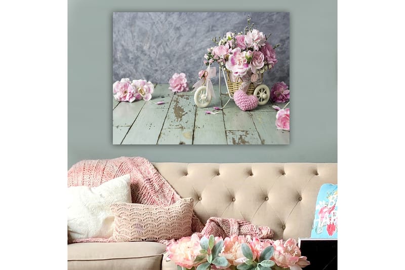 Lerretsbilde 70x100 cm - Vakker bukett med rosa blomster i en liten sykkelkurv - Rosa / Grønn / Hvit - Interiør - Maleri & posters - Lerretsbilder