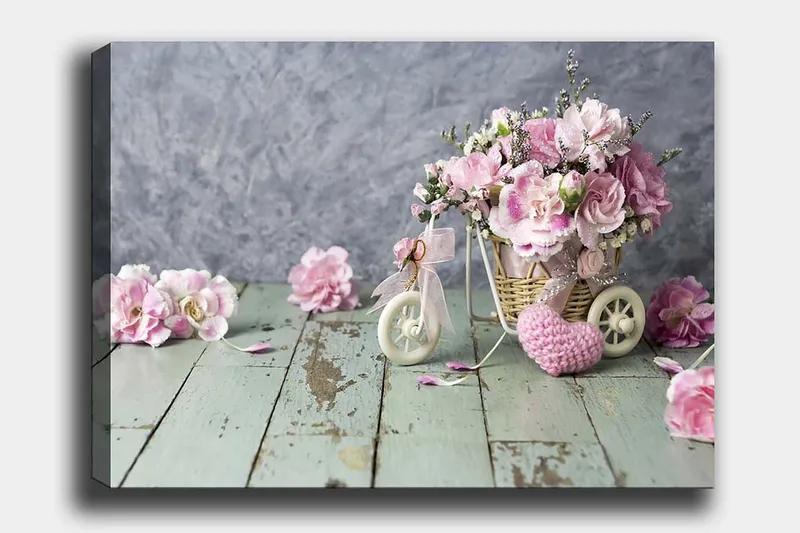 Lerretsbilde 70x100 cm - Vakker bukett med rosa blomster i en liten sykkelkurv, Rosa / Grønn / Hvit