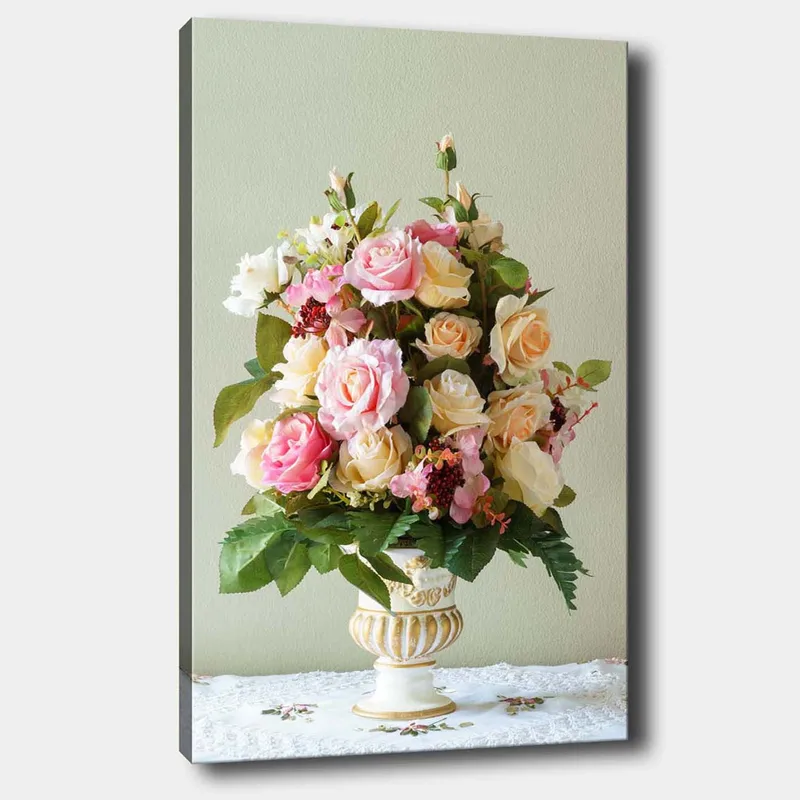 Lerretsbilde 70x100 cm - Vakker bukett med rosa og gule roser i en dekorativ vase, Rosa / Gul / Grønn