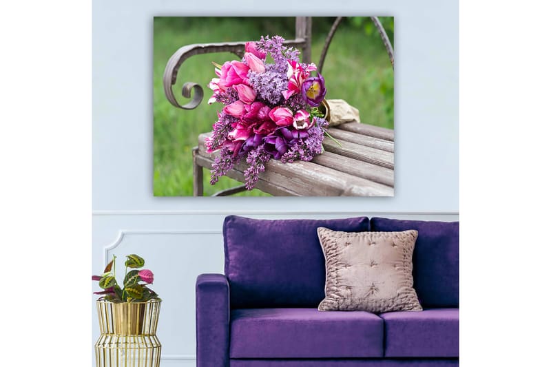 Lerretsbilde 70x100 cm - Vakker bukett med rosa og lilla blomster arrangert på en benk, Rosa / Lilla / Grønn
