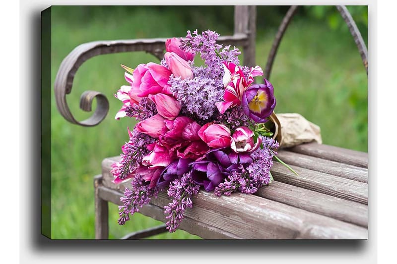 Lerretsbilde 70x100 cm - Vakker bukett med rosa og lilla blomster arrangert på en benk - Rosa / Lilla / Grønn - Interiør - Maleri & posters - Lerretsbilder