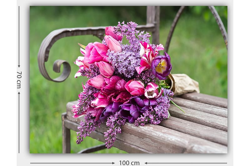 Lerretsbilde 70x100 cm - Vakker bukett med rosa og lilla blomster arrangert på en benk - Rosa / Lilla / Grønn - Interiør - Maleri & posters - Lerretsbilder