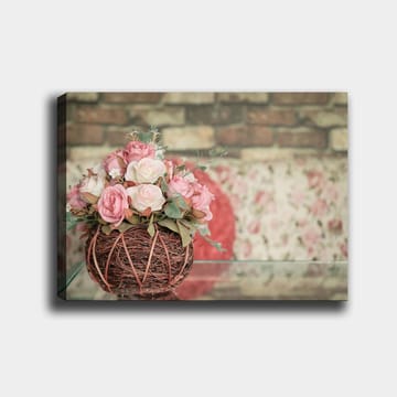 Lerretsbilde 70x100 cm - Vakker bukett med rosa roser i en kurv med kvister - Rosa / Grønn / Brun - Interiør - Maleri & posters - Lerretsbilder