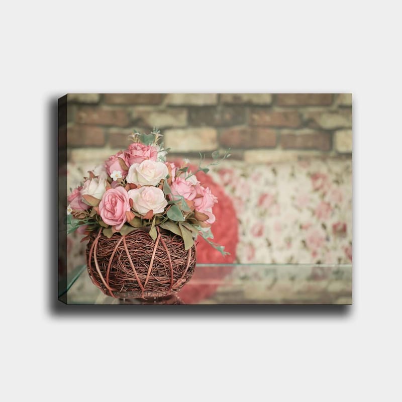 Lerretsbilde 70x100 cm - Vakker bukett med rosa roser i en kurv med kvister - Rosa / Grønn / Brun - Interiør - Maleri & posters - Lerretsbilder