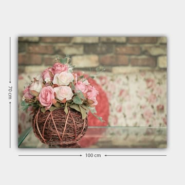 Lerretsbilde 70x100 cm - Vakker bukett med rosa roser i en kurv med kvister - Rosa / Grønn / Brun - Interiør - Maleri & posters - Lerretsbilder