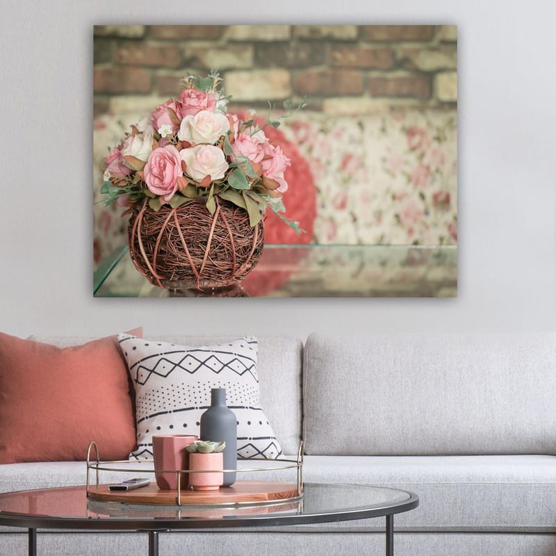 Lerretsbilde 70x100 cm - Vakker bukett med rosa roser i en kurv med kvister, Rosa / Grønn / Brun