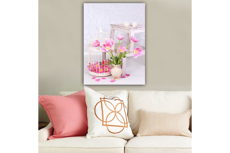 Lerretsbilde 70x100 cm - Vakker bukett med rosa tulipaner i en potte, omgitt av blomsterblader og et fuglebur - Rosa / Grønn / Beige - Interiør - Maleri & posters - Lerretsbilder