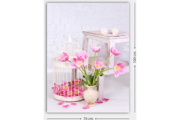Lerretsbilde 70x100 cm - Vakker bukett med rosa tulipaner i en potte, omgitt av blomsterblader og et fuglebur - Rosa / Grønn / Beige - Interiør - Maleri & posters - Lerretsbilder