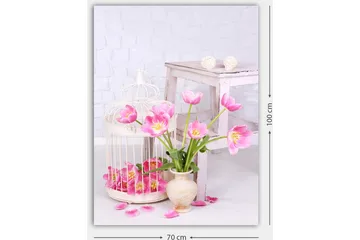 Lerretsbilde 70x100 cm - Vakker bukett med rosa tulipaner i en potte, omgitt av blomsterblader og et fuglebur - Rosa / Grønn / Beige - Interiør - Maleri & posters - Lerretsbilder