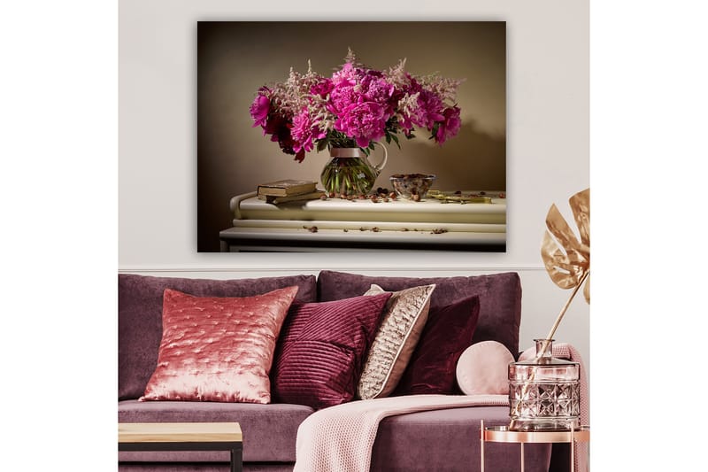 Lerretsbilde 70x100 cm - Vakker bukett med rosa peoner i en glassvase - Rosa / Grønn / Beige - Interiør - Maleri & posters - Lerretsbilder