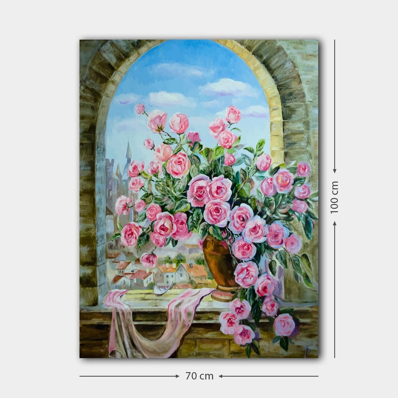 Lerretsbilde 70x100 cm - Vakker bukett med roser i en potte, plassert ved et vindu med utsikt over en by - Rosa / Grønn / Brun - Interiør - Maleri & posters - Lerretsbilder