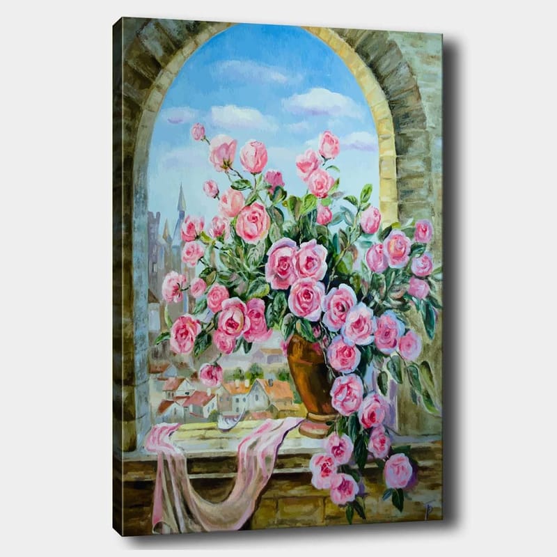 Lerretsbilde 70x100 cm - Vakker bukett med roser i en potte, plassert ved et vindu med utsikt over en by, Rosa / Grønn / Brun
