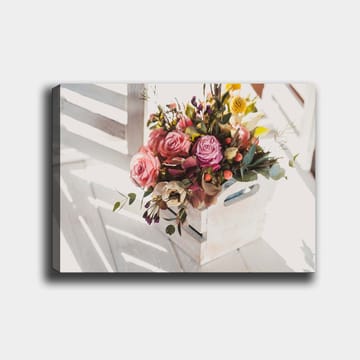Lerretsbilde 70x100 cm - Vakker bukett med roser og andre blomster i en hvit kurv - Rosa / Grønn / Gul - Interiør - Maleri & posters - Lerretsbilder