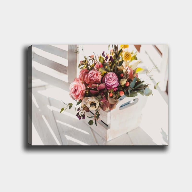 Lerretsbilde 70x100 cm - Vakker bukett med roser og andre blomster i en hvit kurv - Rosa / Grønn / Gul - Interiør - Maleri & posters - Lerretsbilder