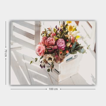 Lerretsbilde 70x100 cm - Vakker bukett med roser og andre blomster i en hvit kurv - Rosa / Grønn / Gul - Interiør - Maleri & posters - Lerretsbilder