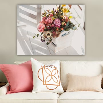 Lerretsbilde 70x100 cm - Vakker bukett med roser og andre blomster i en hvit kurv - Rosa / Grønn / Gul - Interiør - Maleri & posters - Lerretsbilder