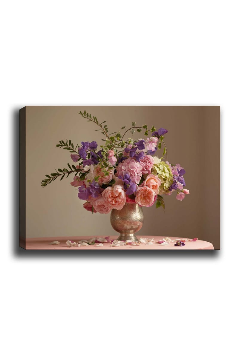 Lerretsbilde 70x100 cm - Vakker bukett med roser og andre blomster i en sølvvase, Rosa / Lilla / Grønn