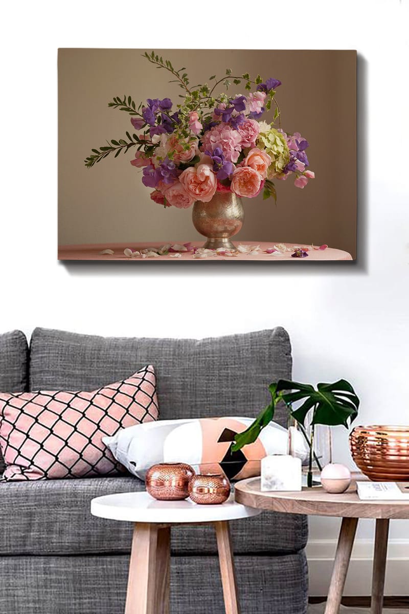 Lerretsbilde 70x100 cm - Vakker bukett med roser og andre blomster i en sølvvase - Rosa / Lilla / Grønn - Interiør - Maleri & posters - Lerretsbilder
