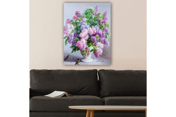 Lerretsbilde 70x100 cm - Vakker bukett med syrinblomster i en hvit vase - Lilla / Grønn / Hvit - Interiør - Maleri & posters - Lerretsbilder
