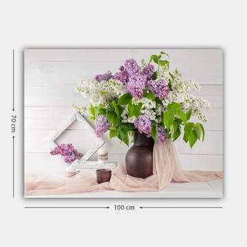 Lerretsbilde 70x100 cm - Vakker bukett med syriner i en brun vase, omgitt av grønne blader og dekorasjoner - Lilla / Hvit / Grønn - Interiør - Maleri & posters - Lerretsbilder