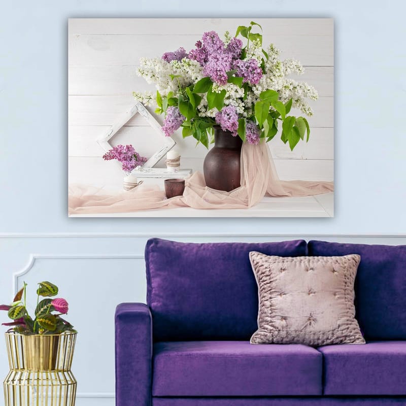 Lerretsbilde 70x100 cm - Vakker bukett med syriner i en brun vase, omgitt av grønne blader og dekorasjoner - Lilla / Hvit / Grønn - Interiør - Maleri & posters - Lerretsbilder