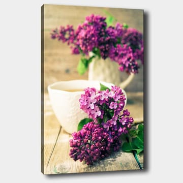 Lerretsbilde 70x100 cm - Vakker bukett med syriner i en hvit mugge med en kopp i forgrunnen - Lilla / Grønn / Hvit - Interiør - Maleri & posters - Lerretsbilder