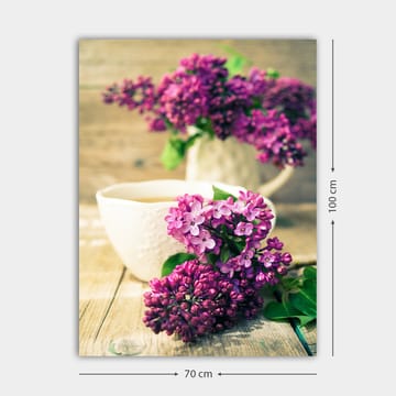 Lerretsbilde 70x100 cm - Vakker bukett med syriner i en hvit mugge med en kopp i forgrunnen - Lilla / Grønn / Hvit - Interiør - Maleri & posters - Lerretsbilder