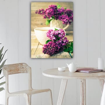 Lerretsbilde 70x100 cm - Vakker bukett med syriner i en hvit mugge med en kopp i forgrunnen - Lilla / Grønn / Hvit - Interiør - Maleri & posters - Lerretsbilder