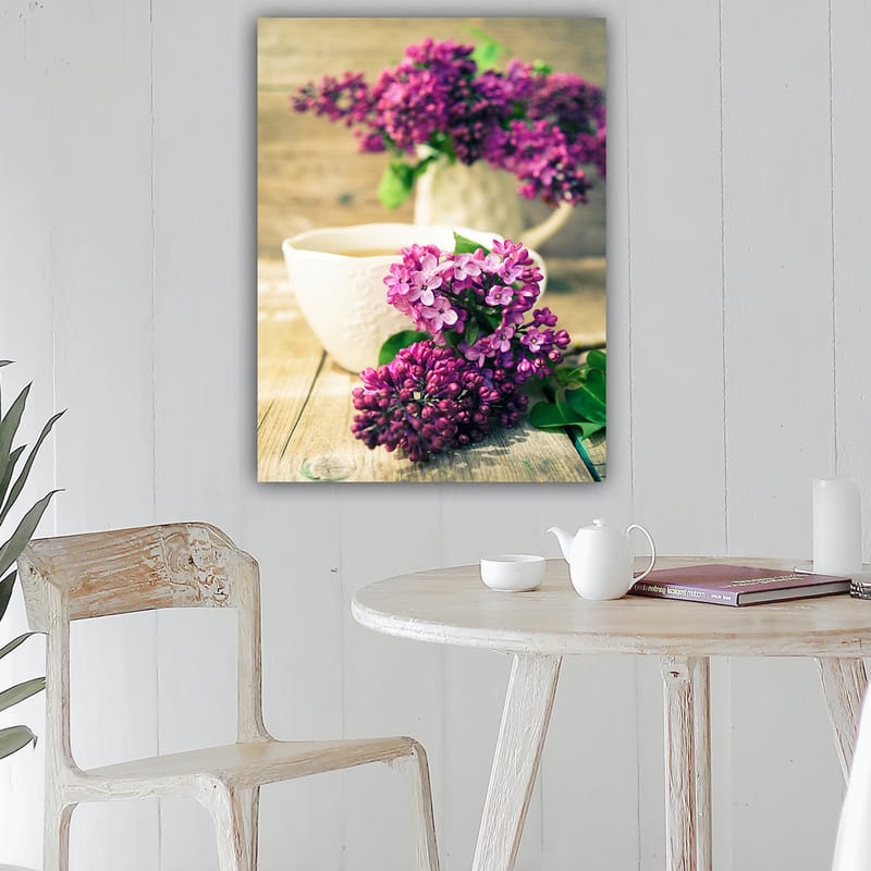 Lerretsbilde 70x100 cm - Vakker bukett med syriner i en hvit mugge med en kopp i forgrunnen - Lilla / Grønn / Hvit - Interiør - Maleri & posters - Lerretsbilder