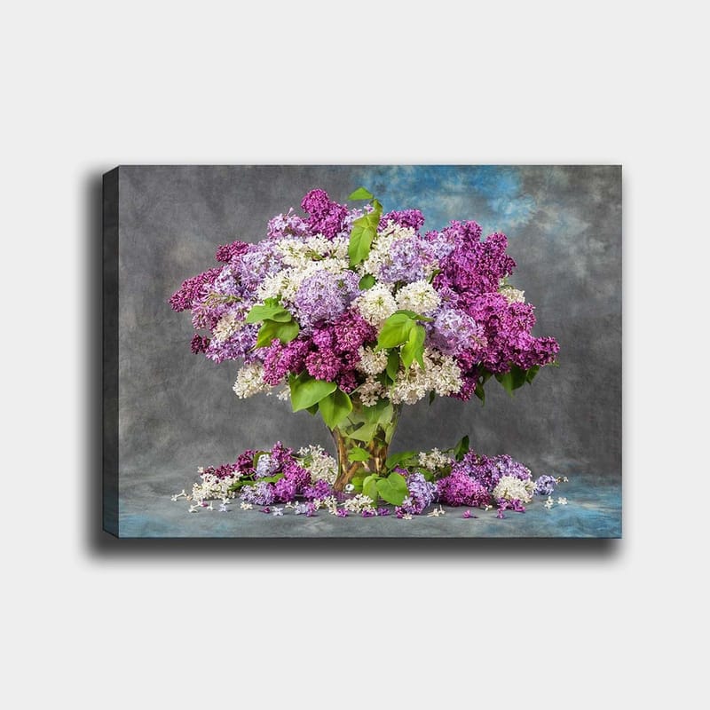 Lerretsbilde 70x100 cm - Vakker bukett med syriner i forskjellige nyanser av lilla og hvitt, Lilla / Hvit / Grønn